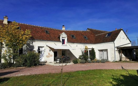 Beautiful renovated farmhouse on enclosed garden