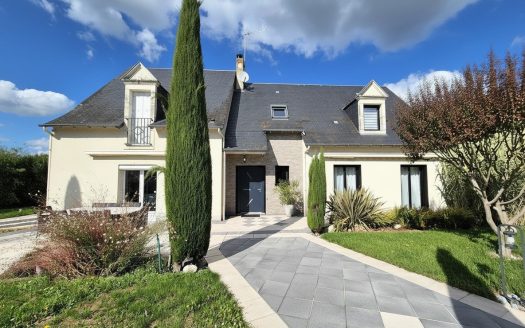 Beautiful features: 5-bedroom house, garage, swimming pool, landscaped garden
