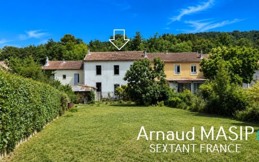 SPACIOUS FIVE-BEDROOM PROPERTY, ADJOINING GARAGE, TERACE, LARGE GARDEN, RIVER ACCESS