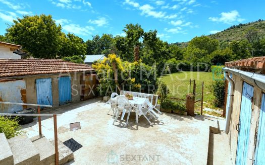 SPACIOUS FIVE-BEDROOM PROPERTY, ADJOINING GARAGE, TERACE, LARGE GARDEN, RIVER ACCESS