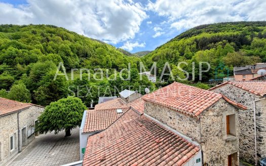 COSY, RENOVATED VILLAGE HOUSE WITH JULIET BALCONY & GARAGE IN COUNTRY LOCATION