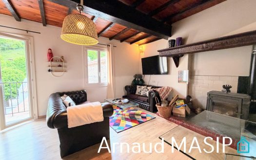 COSY, RENOVATED VILLAGE HOUSE WITH JULIET BALCONY & GARAGE IN COUNTRY LOCATION