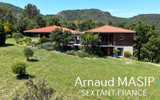 SPACIOUS, 3-BED ARCHITECT-DESIGNED VILLA IN SPACIOUS PLOT WITH SPECTACULAR, OPEN VIEWS
