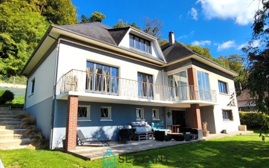 Character property of 280 sqm – 5 bedrooms – Panoramic view – Not overlooked