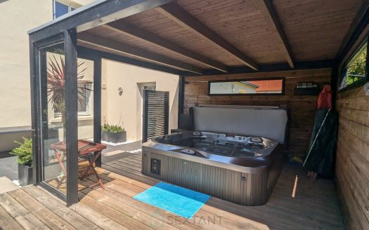 Country property with jacuzzi, stone outbuilding and almost 2 hectares