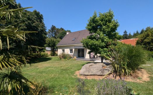 Country property with jacuzzi, stone outbuilding and almost 2 hectares