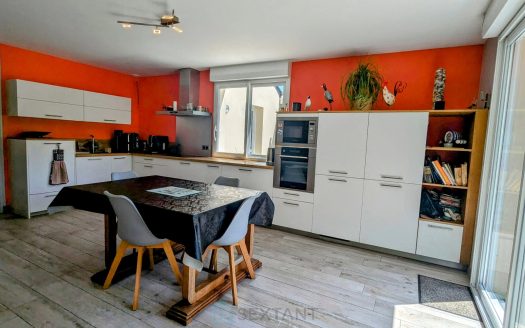 Country property with jacuzzi, stone outbuilding and almost 2 hectares