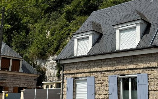 Charming semi-detached house with an unusual layout in the heart of Orival, on the banks of the Seine.