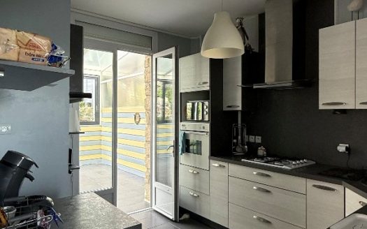 Charming semi-detached house with an unusual layout in the heart of Orival, on the banks of the Seine.