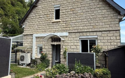 Charming semi-detached house with an unusual layout in the heart of Orival, on the banks of the Seine.