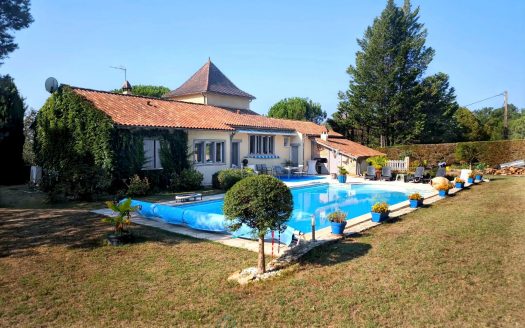 CONTEMPORARY HOUSE WITH A POOL, RESIDENTIAL AREA