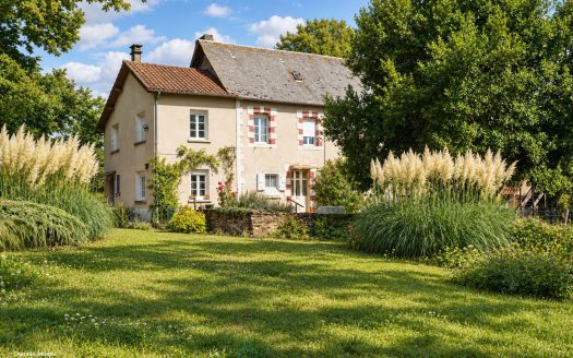 Former farmhouse nestled in the heart of 10 hectares of green and preserved nature, in the Périgord vert.