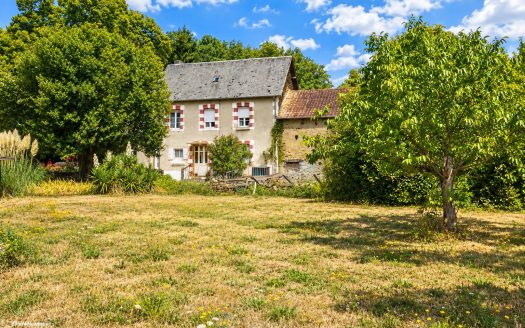 Former farmhouse nestled in the heart of 10 hectares of green and preserved nature, in the Périgord vert.