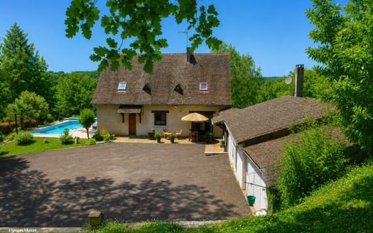 Charming Périgord-style house nestled in the Isle valley.