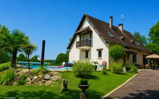 Charming Périgord-style house nestled in the Isle valley.