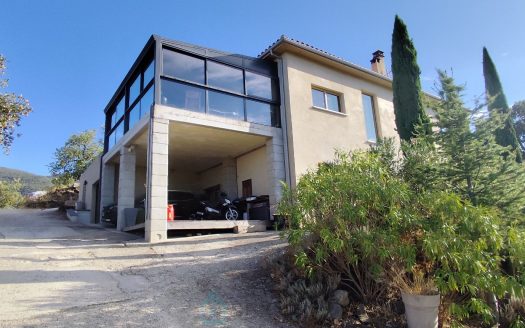 Architect-designed villa with infinity pool & 360° views