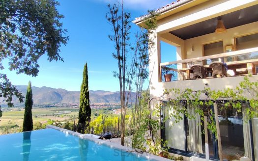 Architect-designed villa with infinity pool & 360° views