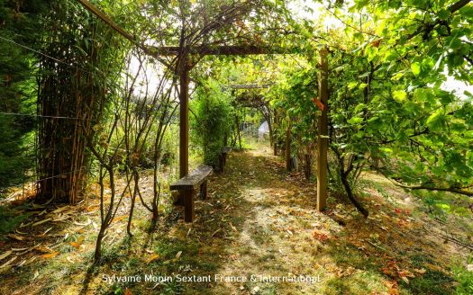 Building plot of approximately 900 sqm, in a quiet, enclosed and wooded area, shops within walking distance