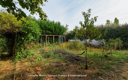 Building plot of approximately 900 sqm, in a quiet, enclosed and wooded area, shops within walking distance