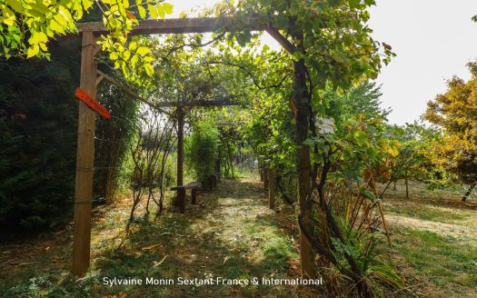 Building plot of approximately 900 sqm, in a quiet, enclosed and wooded area, shops within walking distance