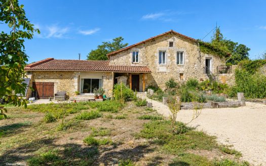Stone property complex, nestled in the heart of preserved and picturesque nature.