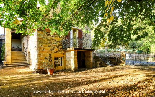 Stone house with 4 bedrooms and an adjoining house to renovate, on enclosed grounds.