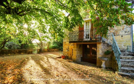 Stone house with 4 bedrooms and an adjoining house to renovate, on enclosed grounds.