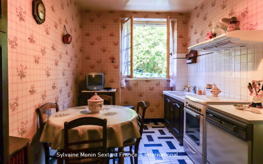 Stone house with 4 bedrooms and an adjoining house to renovate, on enclosed grounds.