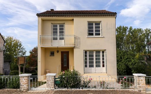 4-bedroom house with enclosed garden, in a quiet location close to shops