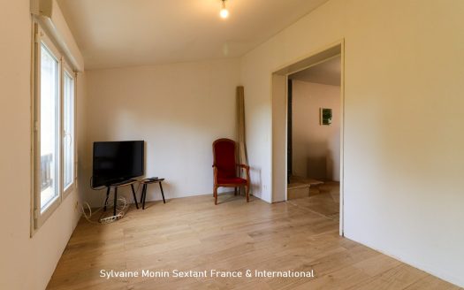 4-bedroom house with enclosed garden, in a quiet location close to shops