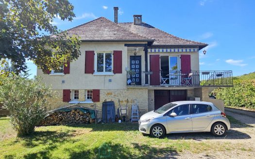 House with Swimming Pool and Independent Studio in Saint-Vincent-de-Cosse.