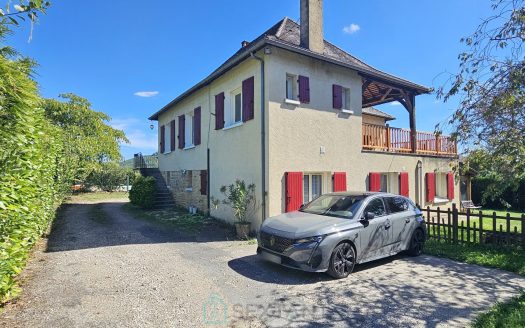 House with Swimming Pool and Independent Studio in Saint-Vincent-de-Cosse.