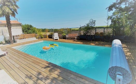 Une piscine, un gîte et une coquette maison à Val d'Auge, à 1h30 de l'océan
