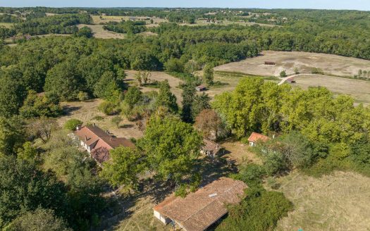 Stone property with 17 acres in Bergerac