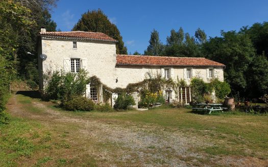 Exceptional Charentais mill of approximately 312sqm on approximately 2.5 hectares, swimming pool and barn of 100sqm