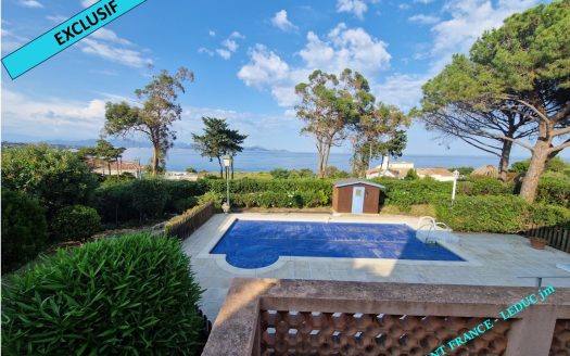 Beautiful house with panoramic sea views, 400m from the beaches. Swimming pool on land of 803 sqm