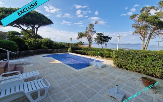 Beautiful house with panoramic sea views, 400m from the beaches. Swimming pool on land of 803 sqm