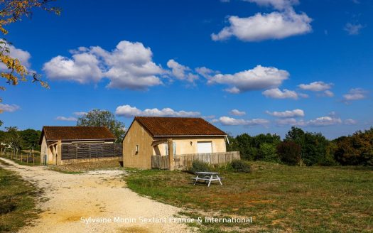 Two houses, a swimming pool, a building plot and strong rental potential