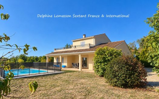 Villa with Pool and Panoramic Countryside Views, 5 km from Eymet
