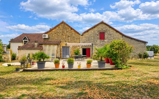 Former farmhouse nestled in the heart of a green and preserved nature, in the Périgord vert.