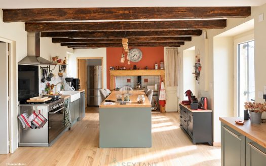 Former farmhouse nestled in the heart of a green and preserved nature, in the Périgord vert.