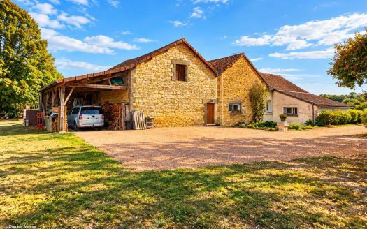 Former farmhouse nestled in the heart of a green and preserved nature, in the Périgord vert.