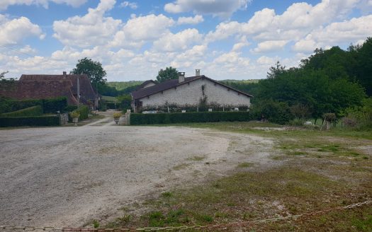 Exceptional U-shaped Perigourdin enclosure including cottages and guest rooms