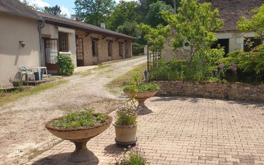 Exceptional U-shaped Perigourdin enclosure including cottages and guest rooms