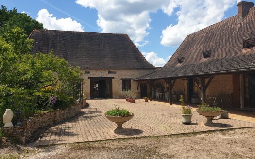 Exceptional U-shaped Perigourdin enclosure including cottages and guest rooms